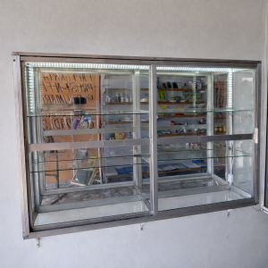 Vitrine Expositora de Vidro com LED e Fundo Espelhado – Parede