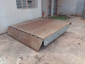 PLATAFORMA HIDRÁULICA PARA CARGA E DESCARGA